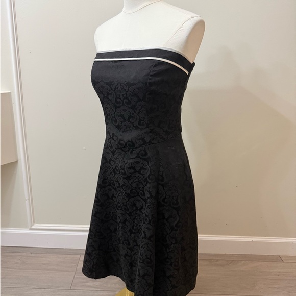 Chic Black Strapless Dress with Pattern - Picture 3 of 7